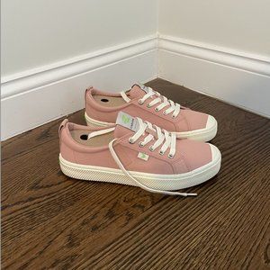 NEW Cariuma Sneakers - Sustainable Women's Canvas Low Top Rose Sneakers OCA Low
